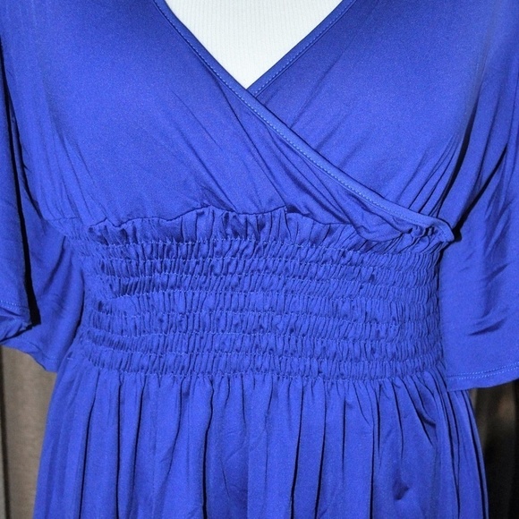 Gina Louise Tops - NWOT Gina Louise V-Neck Deep Blue Tunic Top Shirt. Plunge neckline flattering.